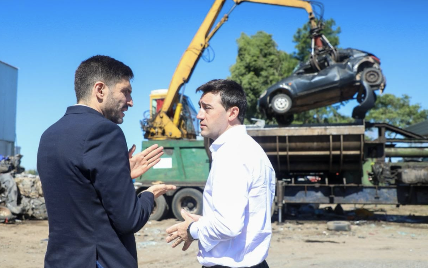 Pullaro participó de los trabajos de compactación de vehículos secuestrados a bandas criminales.